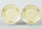 VISTA ALEGRE - Par de pratinhos para bolo em porcelana portuguesa esmaltada e vitrificada, na cor creme com decoração floral. Pratos apresentam bicado na borda. Diâmetro: 15cm.
