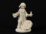 Escultura em borracha representando figura infantil com menino Jesus na mangedoura. Med: 10cm