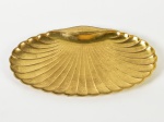 WOLFF - Petisqueira  em formato de concha em metal dourado. Med: 02x18x29cm