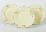 VISTA ALEGRE - Conjunto de 3 pratos para sobremesa em porcelana portuguesa esmaltada e vitrificada na cor creme, com decoração floral. Diâmetro: 19cm.