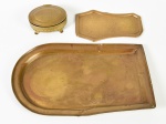Lote constando 03 peças em metal dourado. Med: Maior 37x23 / Menor 04x08cm (apresentam mossas e desgaste)