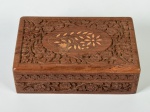 Caixa em madeira, decorada com motivos florais e aplicação em marqueterrie. Medidas: 6 x 20 x 12cm.