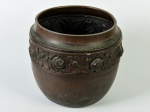Antigo cachepot em metal, decorado com motivos florais. Altura e diâmetro: 24 x 26cm.