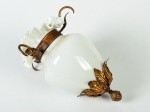 Cúpula para luminária em opalina na cor branca, com guarnições em metal patinado de formato em folhas. Altura: 28cm; Diâmetro total: 14cm.