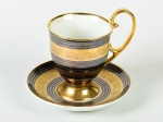 PARANÁ - Xícara para chá em porcelana esmaltada e vitrificada na cor dourada, com decoração floral. Altura da xícara: 11,5cm.