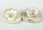 SCHIMIDT - Lote com 2 xícaras para chá e pires, em porcelana esmaltada e vitrificada na cor branca, com decoração floral. Altura das xícaras: 6,5cm / 6cm.