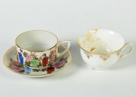 Lote com 1 xícara para chá em porcelana oriental com pires na cor branca, com decoração floral e gueixas, e 1 xícara. para chá em porcelana sem pires na cor branca com realces dourados. Altura das xícaras: 4,5cm / 5cm.