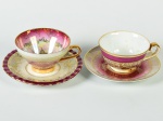 REAL / STEATITA - Lote com 1 xícara para chá e pires em porcelana decorada com cena galante na parte interna, e 1 xícara para chá e pires em porcelana com decoração floral. Altura das xícaras: 5,5 x 5cm.