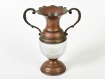 Ânfora em metal e vidro bico de jaca. Med: 24cm (banho no estado)