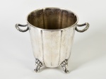 Balde para gelo em metal espessurado a prata. Med: Alt 15cm / diâmetro 14cm (desgaste no banho)