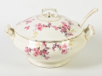 Sopeira em faiança esmaltada e vitrificada na cor branca, com decoração floral. Acompanha concha para servir. Apresenta leve bicado na borda da tampa. Altura e diâmetro: 20 x 27cm.