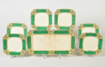MYOTTS ROYAL CROWN - Conjunto de rocamboleira e 6 pratinhos em faiança inglesa esmaltada e vitrificada. 1 pratinho apresenta bicado na borda.  Medidas: 2 x 30,5 x 16,5cm / 14,5 x 14,5cm.