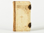 Antigo missal em baquelite, fechos em metal, bordas das páginas com aplicação dourada. Medidas: 13 x 7,5cm.