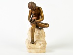 Escultura em bronze representando figura masculina, base em pedra mármore. Altura total: 27cm.