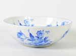 PORCELANARTE PARANÁ - Centro de mesa em porcelana esmaltada e vitrificada na cor branca, com decoração floral azul. Altura e diâmetro: 9,5 x 26,5cm.
