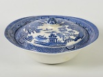 JOHNSON BROS - Sopeira em faiança inglesa esmaltada e vitrificada, com decoração dita pombinho. Medidas: 11 x 25 x 22,5cm.