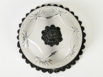 Cúpula para plafon em vidro fosco, decorado com lapidação em palmas e gomos, guarnição em madeira. Altura e diâmetro: 12 x 21cm.