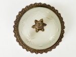 Cúpula para plafon em vidro fosco, decorado com lapidação em palmas e gomos, guarnição em bronze. Altura e diâmetro: 12 x 23cm.