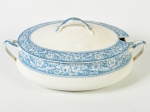 JOHNSON BROS - Sopeira em faiança inglesa esmaltada e vitrificada na cor branca, com decoração floral nas bordas. Medidas: 15 x 34 x 22cm.