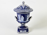 Ânfora em faiança esmaltada e vitrificada nas cores branca e azul, decorada com personagens e motivos florais. Tampa apresenta fio de cabelo. Marcação na base. Altura e diâmetro: 37 x 23cm.