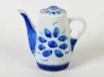MONTE SIÃO - Bule em porcelana esmaltada e vitrificada na cor branca, com decoração floral na cor azul. Altura: 18cm.