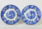 WOODS WARE - Par de pratos rasos em faiança inglesa esmaltada e vitrificada, com decoração fazendinha. Diâmetro: 23cm.