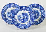 WOODS WARE - Lote com 3 pratos rasos em faiança inglesa esmaltada e vitrificada, com decoração fazendinha. Peças apresentam bicado na borda. Diâmetro: 23cm.