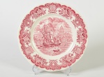 Prato raso em faiança inglesa esmaltada e vitrificada, com decoração representando caravelas. Diâmetro: 25cm.