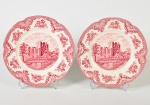 JOHNSON BROS - Par de pratos rasos em faiança inglesa esmaltada e vitrificada, decorados com paisagem da linha "OLD BRITAIN CASTLES". Diâmetro: 25,5cm.