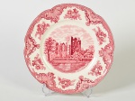 JOHNSON BROS - Prato raso em faiança inglesa esmaltada e vitrificada, decorados com paisagem da linha "OLD BRITAIN CASTLES". Apresenta leve bicado na borda. Diâmetro: 25,5cm.