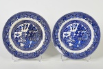 WOODS WARE - Par de pratos em faiança inglesa esmaltada e vitrificada, com decoração dita pombinho. Diâmetro: 23cm.