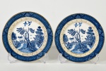 IMPERIAL IRONSTONE WARE - Par de pratos para sobremesa em faiança japonesa esmaltada e vitrificada, com decoração dita pombinho. Diâmetro: 17,5cm.