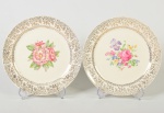 Par de pratos rasos em faiança esmaltada e vitrificada, com decoração floral. Diâmetro: 23,5cm.