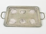 RIVA- Bandeja em metal espessurada a prata. Med: 30x45cm (apresenta desgaste)