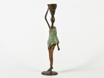 Escultura em bronze, representando figura feminina. Altura: 27,5cm.