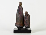Escultura em madeira, assinada na base. Altura da escultura: 25cm; Altura total: 28,5cm.