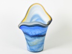 Vaso em pasta de vidro, colorido nos tons amarelo e azul. Altura: 28cm.