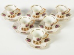 Conjunto de 6 xícaras para café e pires, em porcelana esmaltada e vitrificada, decoradas com cena galante e realces dourados. Altura das xícaras: 5cm.