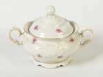 KPM - Açucareiro em porcelana polonesa esmaltada e vitrificada na cor branca, decorada com motivos florais e fio dourado nas bordas. Altura: 10cm.