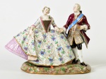 Grupo escultórico em porcelana, representando casal de época. No estado. Medidas: 22 x 27 x 18cm.