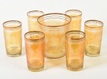 Antigo conjunto de balde para gelo e 6 copos, em vidro translúcido com lapidação floral e destaque na cor laranja. Necessita de limpeza. Altura do balde: 16cm; Copos: 14cm.