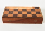 Tabuleiro para xadrez em madeira, completo com 32 peças. Caixa no estado. Medidas do tabuleiro (fechado): 7 x 35 x 17,5cm.