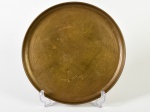 Medalhão em metal dourado, decoração na parte central. Med: 34cm