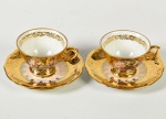 DP - Par de xícaras para café e pires, em porcelana esmaltada e vitrificada na cor dourada, realçada com motivos florais e decoração de cena galante. Altura da xícara: 4,5cm.