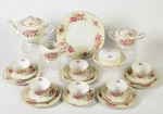 JYOTO CHINA - Serviço para chá e porcelana oriental esmaltada e vitrificada na cor branca, decorado com motivo floral e aplicação de fio dourado nas bordas. Composto de 1 bule (possui leve bicado na ponta), 1 açucareiro, 1 leiteira, 1 manteigueira, 6 xícaras para chá com pires, 1 prato para bolo, 5 pratos para sobremesa ( 1 prato possui bicado e fio de cabelo). Total de 16 peças.