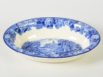 WOODS WARE - Travessa em faiança inglesa esmaltada e vitrificada, com decoração fazendinha. Medidas: 5 x 27 x 20,5cm.