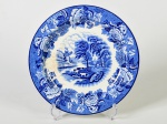 WOODS WARE - Prato raso em faiança inglesa esmaltada e vitrificada, com decoração fazendinha. Diâmetro: 23cm.