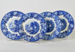 WOODS WARE - Lote com 4 pratos rasos em faiança inglesa esmaltada e vitrificada, com decoração fazendinha. Peças possuem bicado nas bordas. Diâmetro: 23cm.
