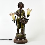 Escultura em petit bronze, representando criança com filhotes de gato, parte posterior com 2 braços para luminária e cúpulas em vidro (1 cúpula possui quebrado na base). Assinado A. RANIERI na base. Escultura possui leve dano na cabeça. Altura total: 65cm. RETIRADA APENAS POR TRANSPORTADORA.