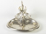 ARTKRUPP BERNDOFF - Serviço para aspargos austríaco composto de molheira e base acoplada, em metal espessurado a prata, com monograma e detalhes guilhochados. Medidas: 19,5 x 40 x 32,5cm.